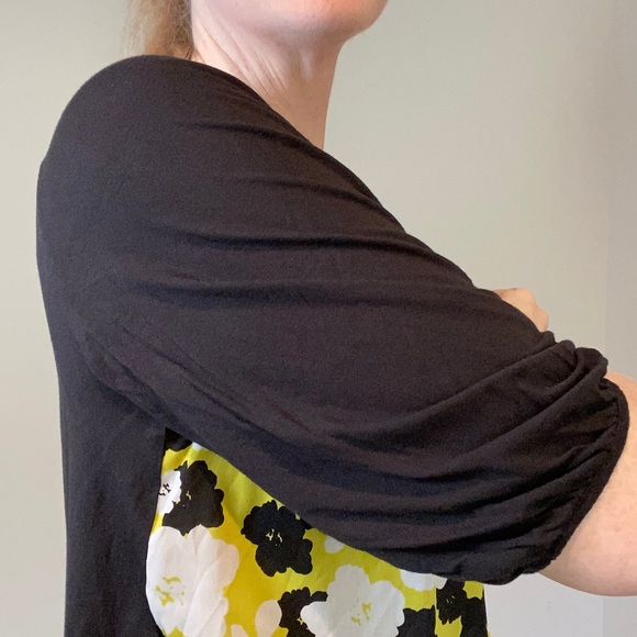 Kensie short sleeve top with floral pattern and tiny buttons - Picture 4 of 6